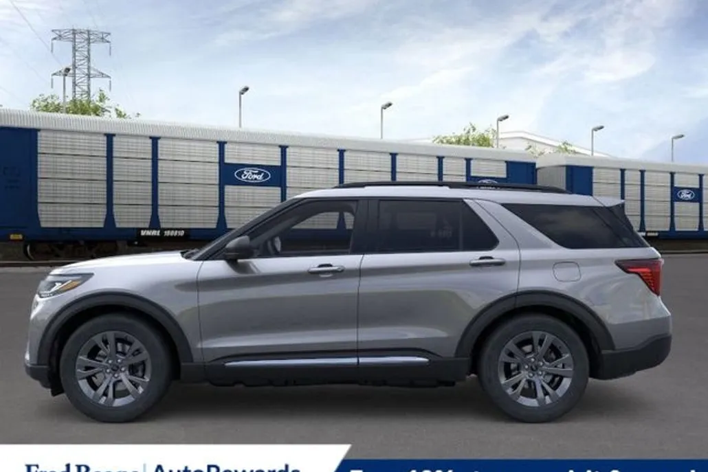 2025 Ford Explorer photo 1
