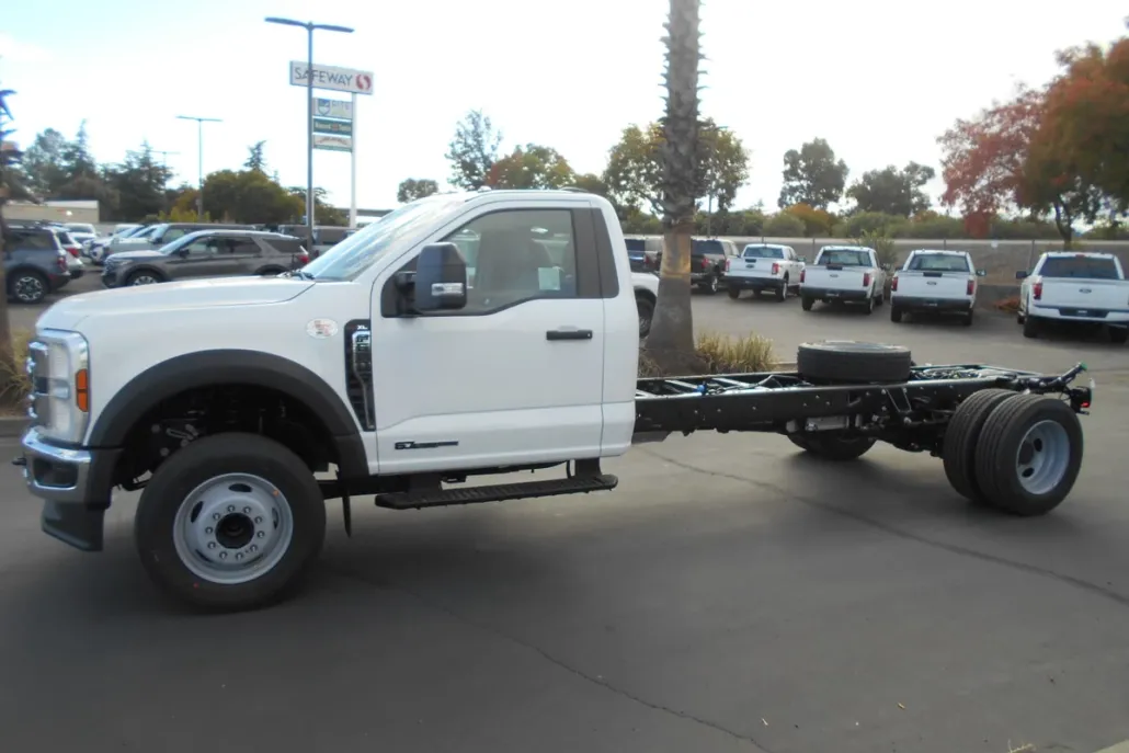 2024 Ford F-600 photo 1