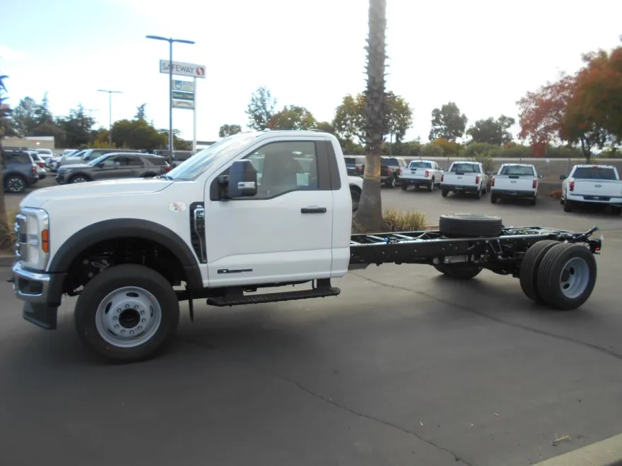 2024 Ford F-600 photo 1