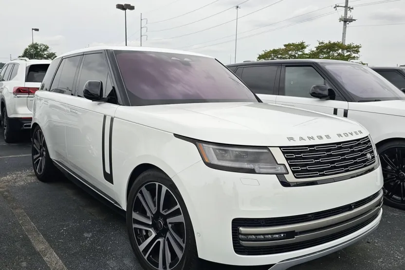 2023 Land Rover Range Rover SE photo 1