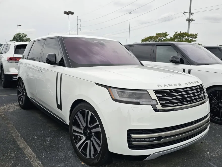 2023 Land Rover Range Rover SE photo 1