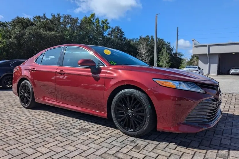 2019 Toyota Camry XLE photo 1