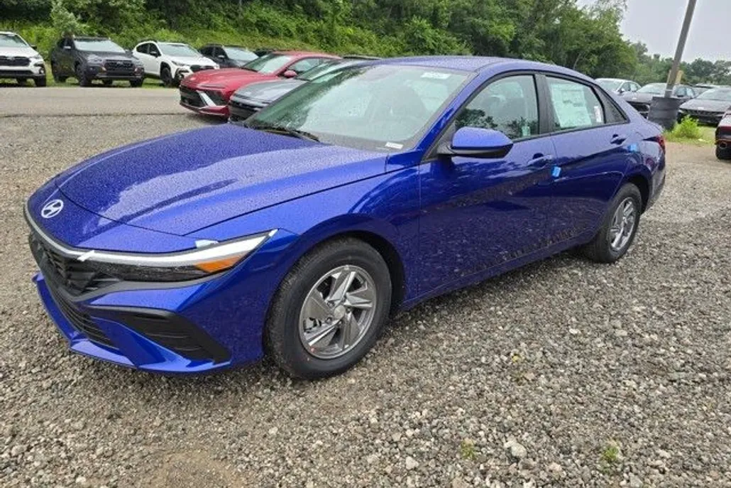 2025 Hyundai Elantra SE photo 1
