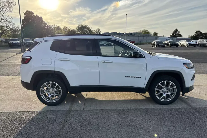 2023 Jeep Compass Latitude Lux Altitude photo 1