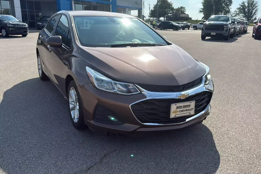 2019 Chevrolet Cruze LS photo 1