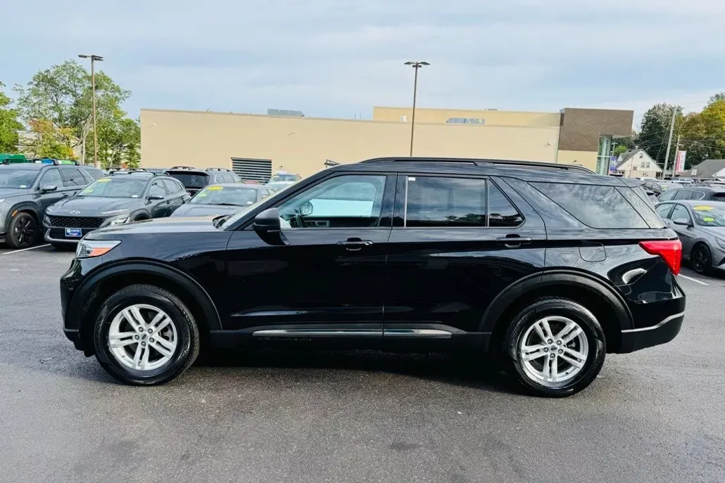 2022 Ford Explorer XLT photo 1