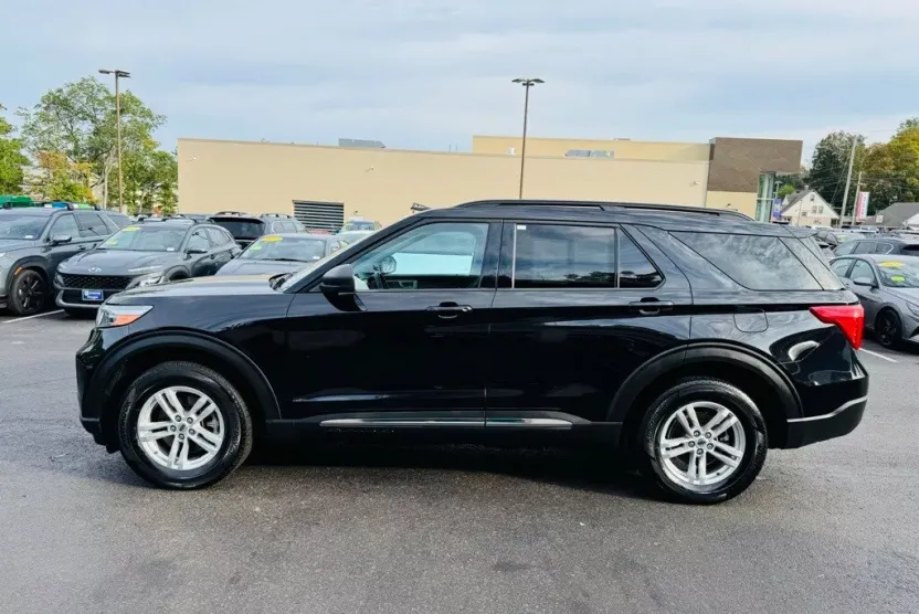 2022 Ford Explorer XLT photo 1