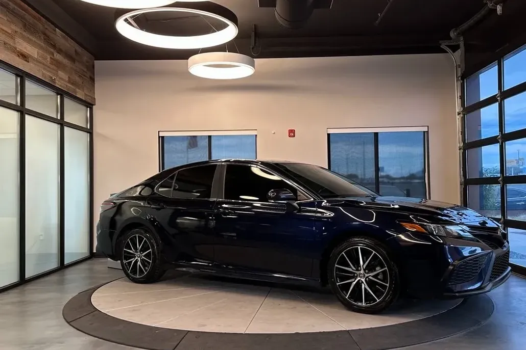 2022 Toyota Camry SE photo 1