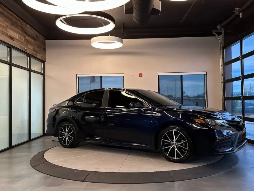 2022 Toyota Camry SE photo 1