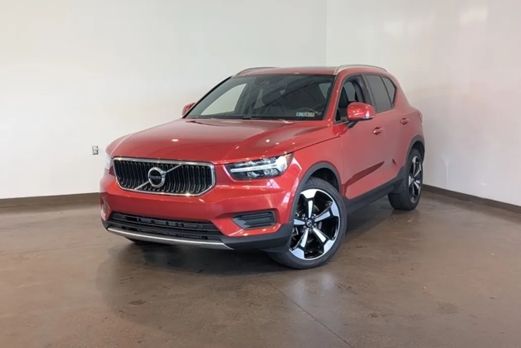 2020 Volvo XC40 Momentum photo 1