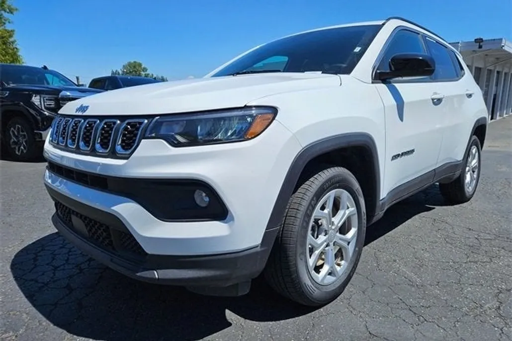 2024 Jeep Compass Latitude photo 1