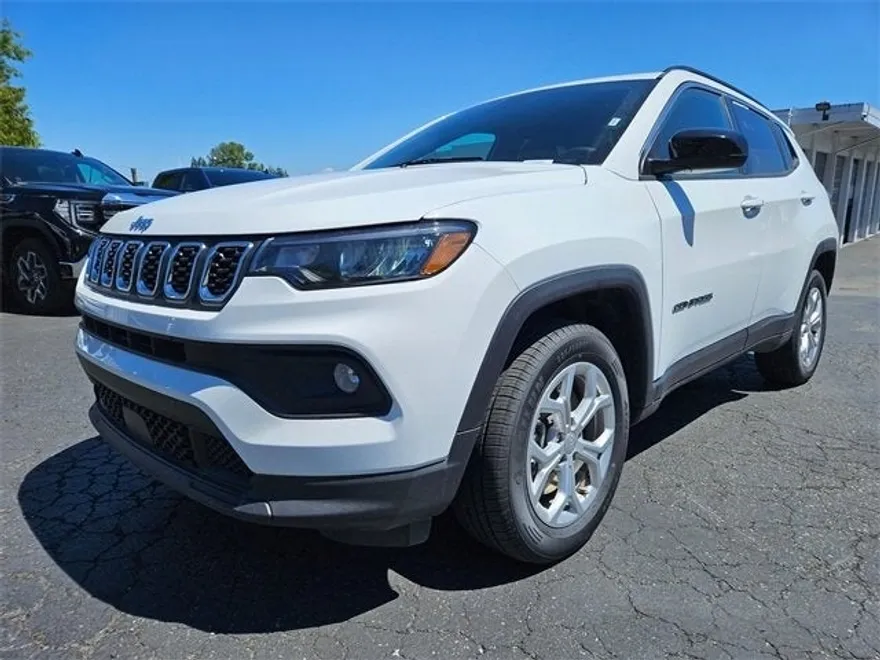 2024 Jeep Compass Latitude photo 1