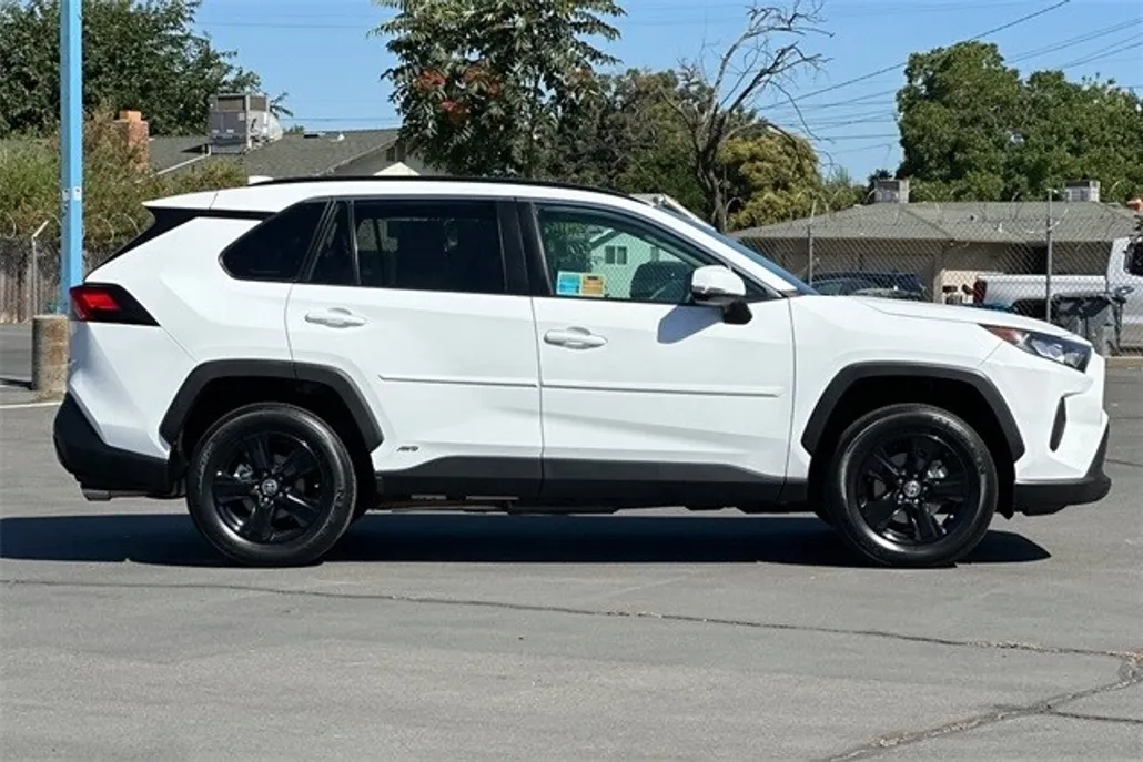 2022 Toyota RAV4 Hybrid LE photo 1