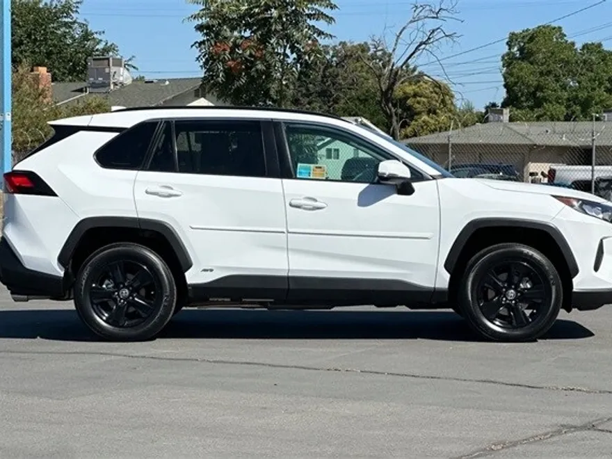2022 Toyota RAV4 Hybrid LE photo 1