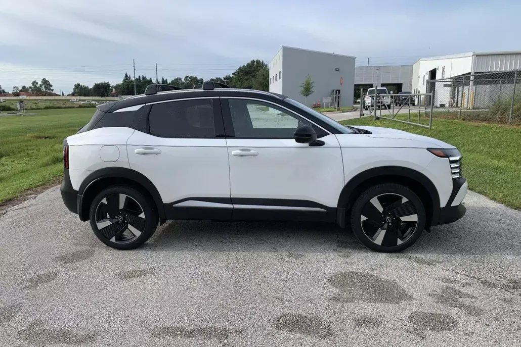 2026 Nissan Kicks SR photo 1