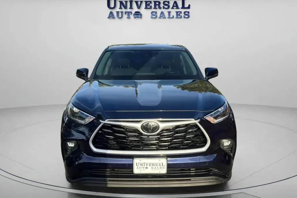 2021 Toyota Highlander LE Sport photo 1