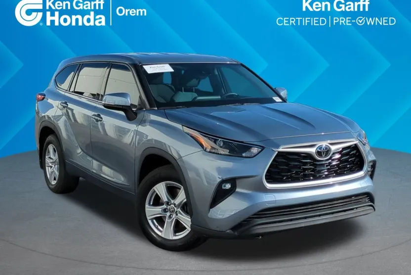 2022 Toyota Highlander LE photo 1