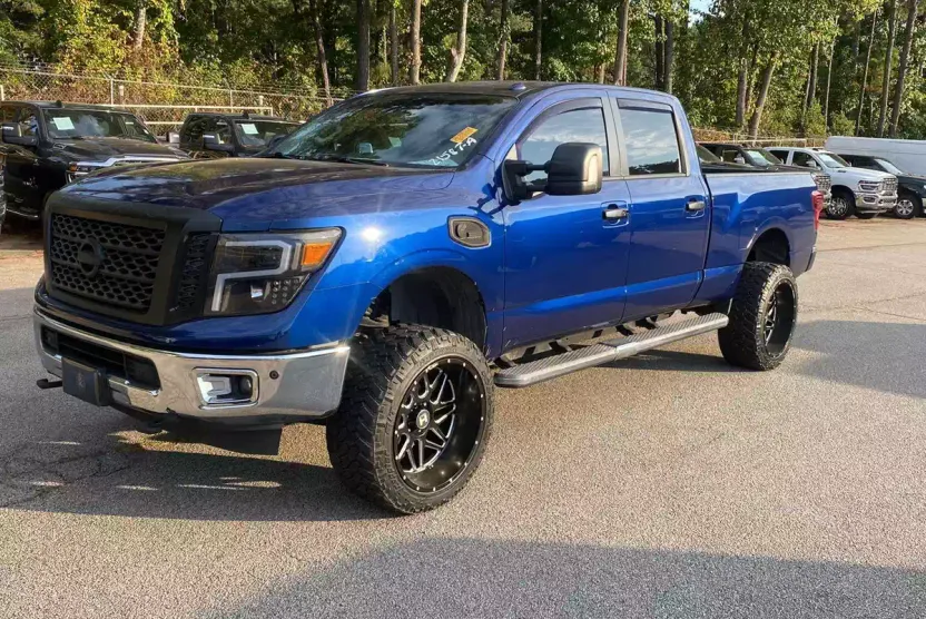 2016 Nissan Titan SV photo 1