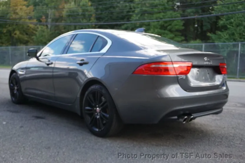 2018 Jaguar XE Prestige photo 1
