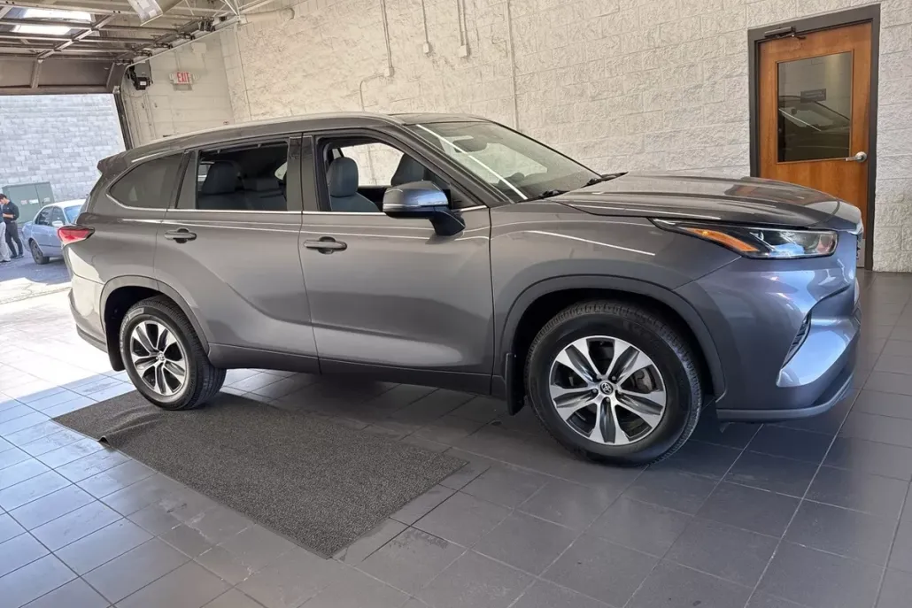 2022 Toyota Highlander XLE photo 1