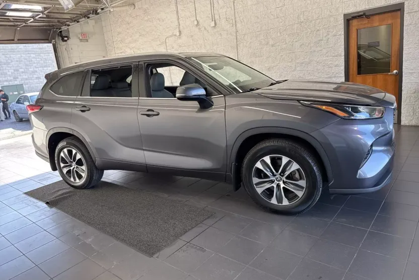 2022 Toyota Highlander XLE photo 1