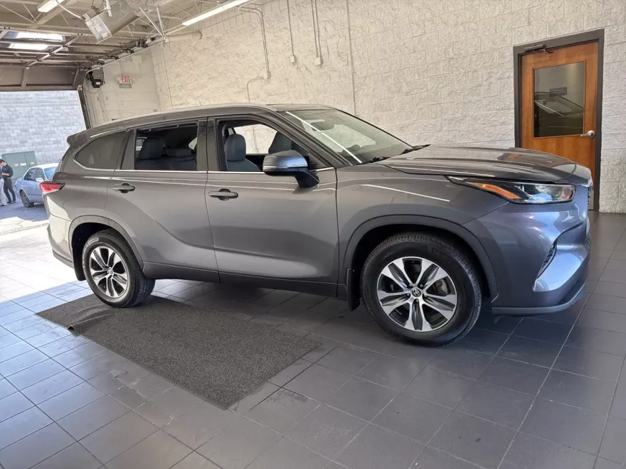 2022 Toyota Highlander XLE photo 1