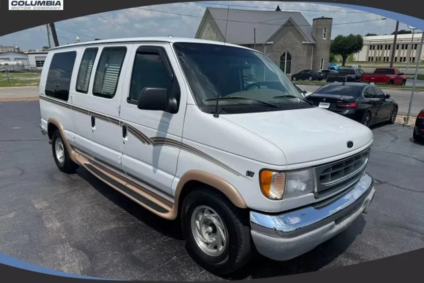 2000 Ford E-150 photo 1