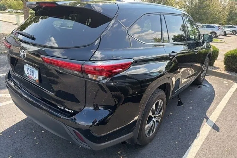 2022 Toyota Highlander XLE photo 1