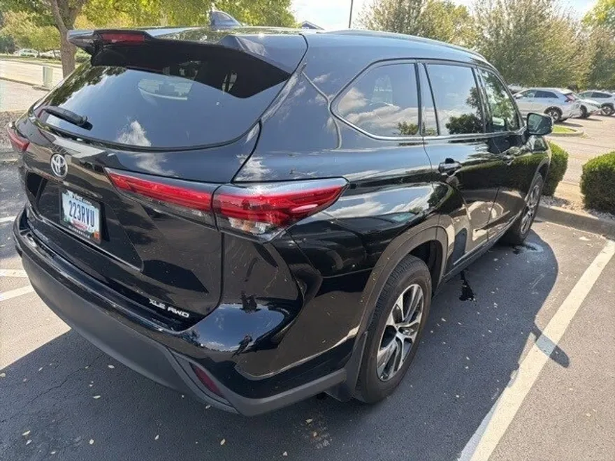 2022 Toyota Highlander XLE photo 1