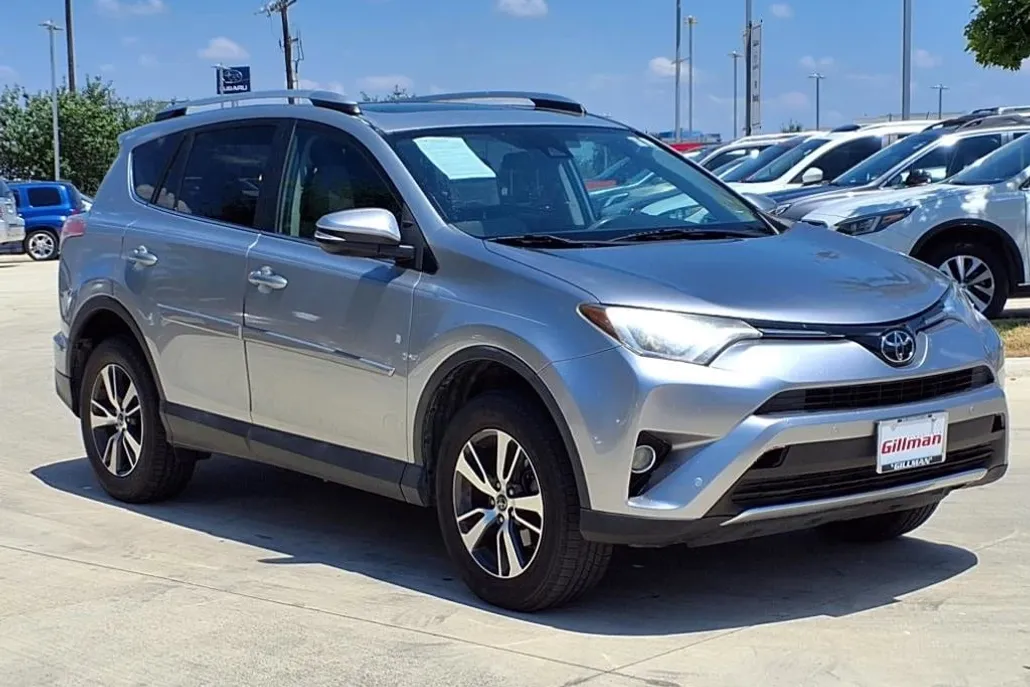 2016 Toyota RAV4 XLE photo 1