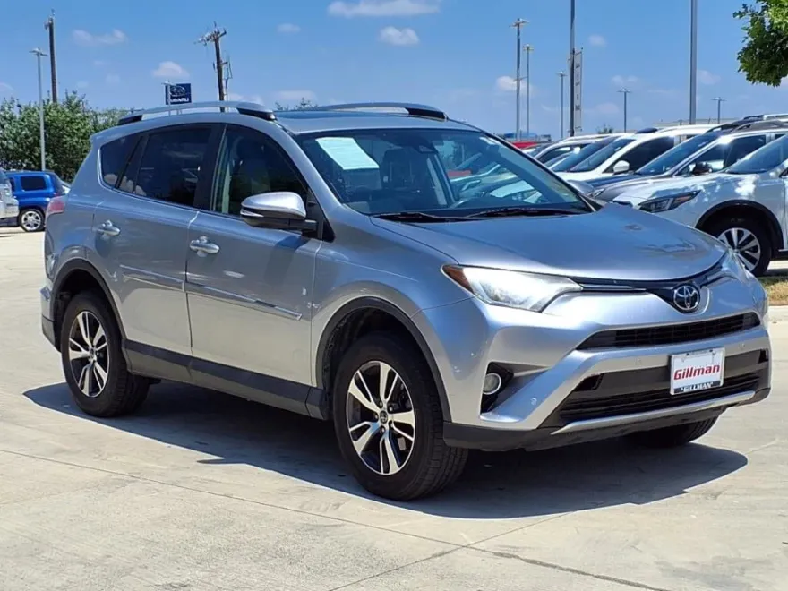 2016 Toyota RAV4 XLE photo 1