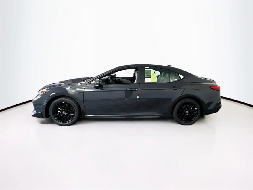 2025 Toyota Camry SE photo 1