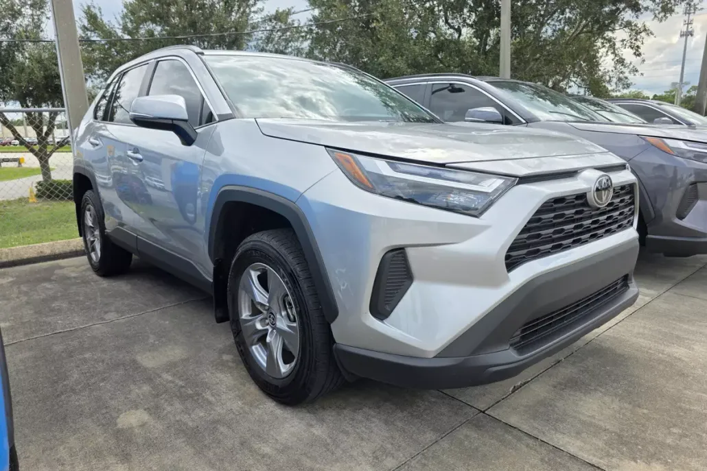 2024 Toyota RAV4 XLE photo 1
