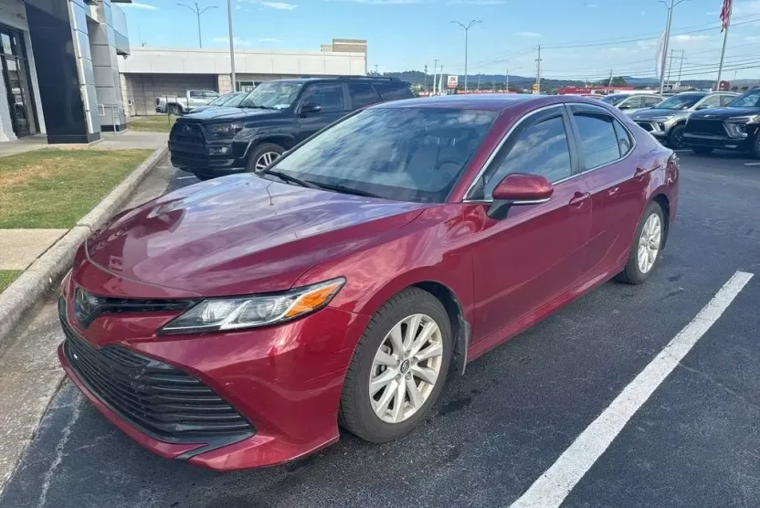 2019 Toyota Camry LE photo 1