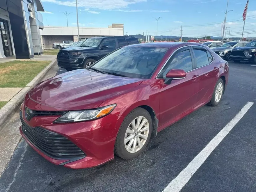2019 Toyota Camry LE photo 1