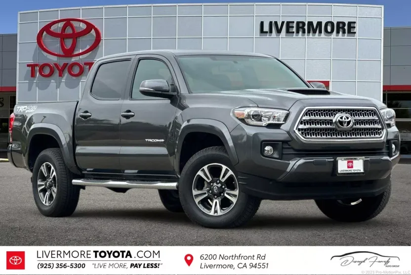 2017 Toyota Tacoma TRD Sport V6 photo 1