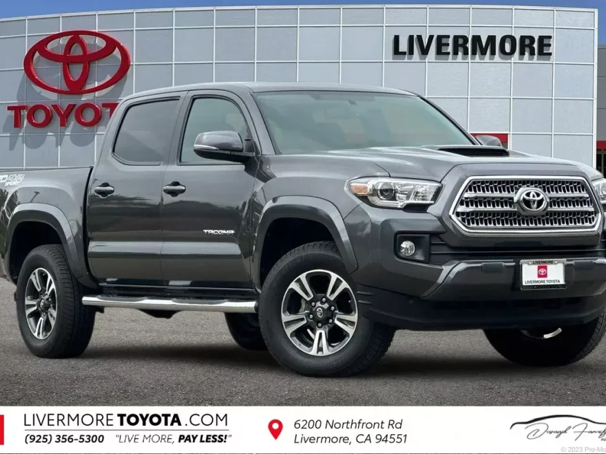 2017 Toyota Tacoma TRD Sport V6 photo 1