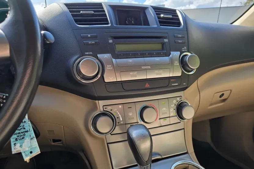 2010 Toyota Highlander Base photo 1