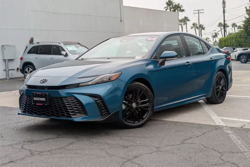 2025 Toyota Camry SE photo 1