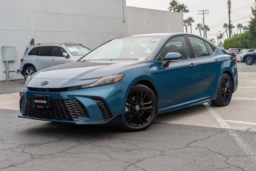 2025 Toyota Camry SE photo 1