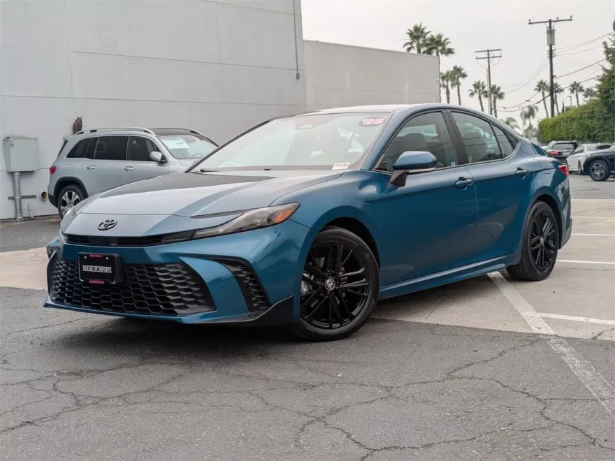 2025 Toyota Camry SE photo 1