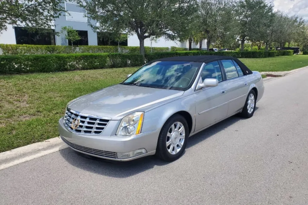 2008 Cadillac DTS Luxury I photo 1