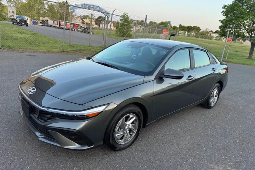 2025 Hyundai Elantra SE photo 1