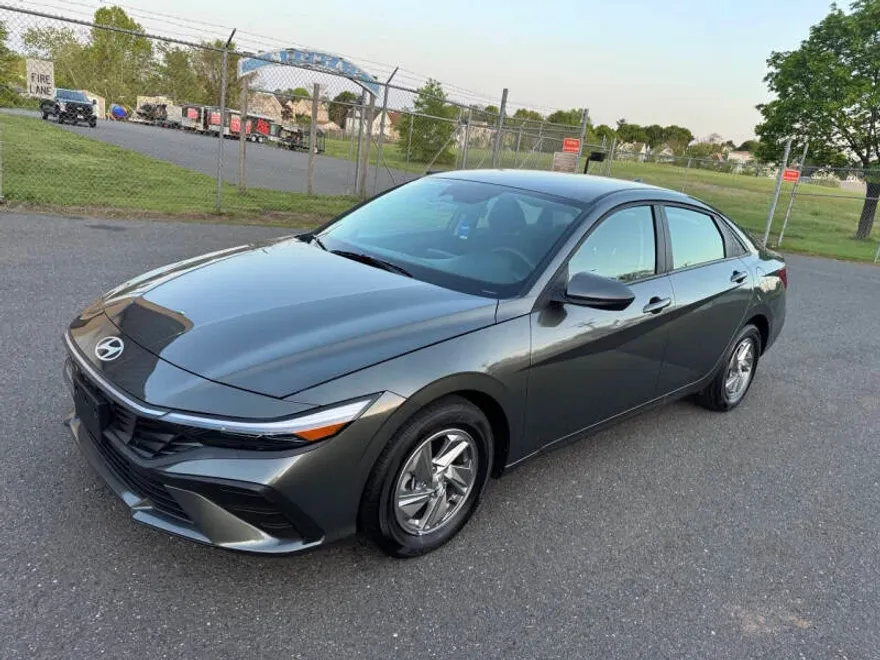 2025 Hyundai Elantra SE photo 1