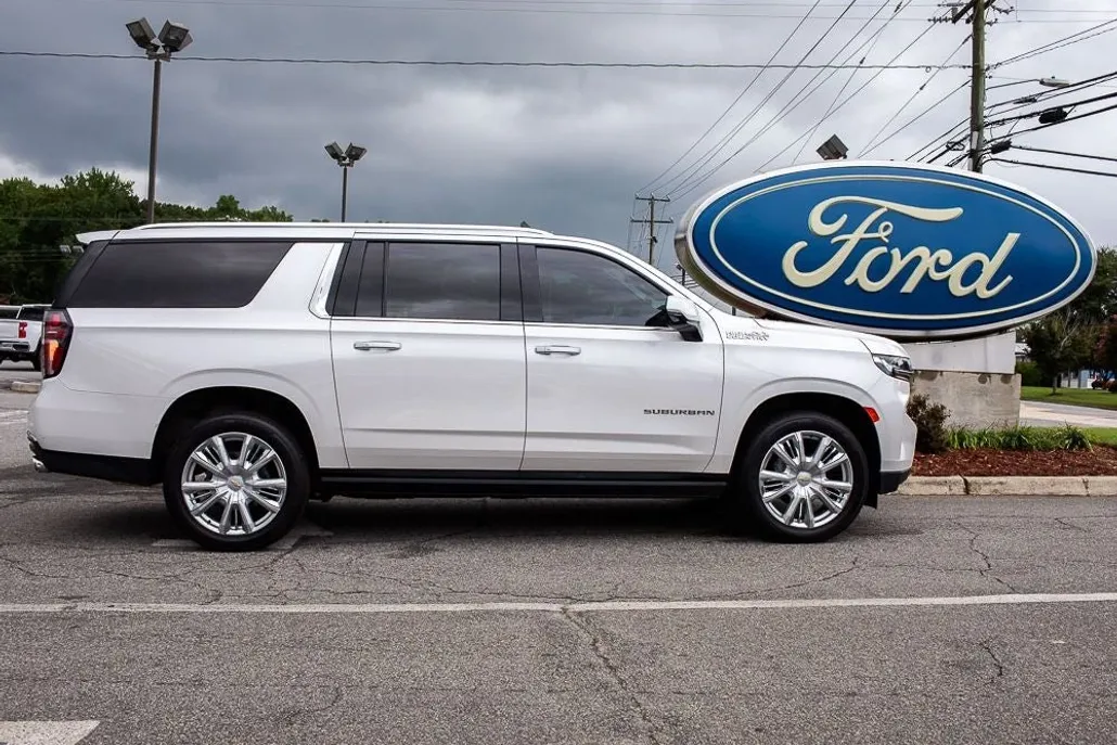 2021 Chevrolet Suburban High Country photo 1