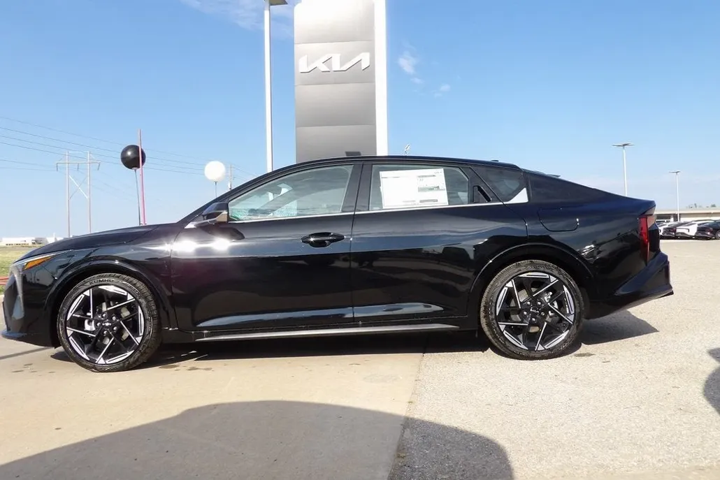 2025 Kia K4 GT-Line photo 1