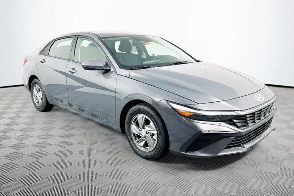 2025 Hyundai Elantra SE photo 1