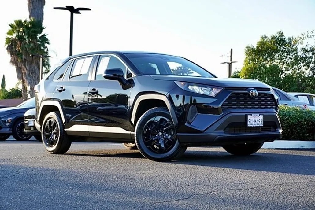 2022 Toyota RAV4 LE photo 1