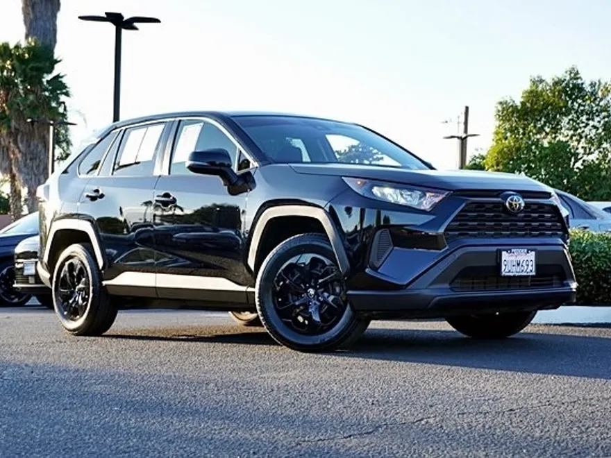 2022 Toyota RAV4 LE photo 1