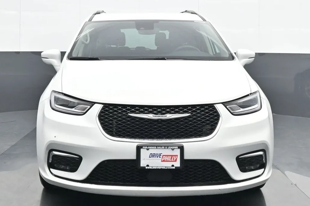 2022 Chrysler Pacifica Touring L photo 1